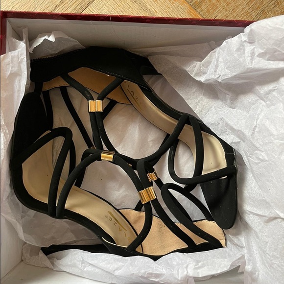 Heels - Picture 5 of 5